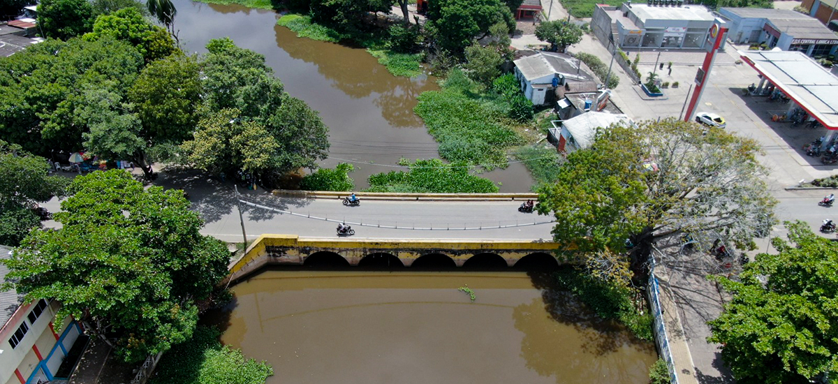 Fotografía aérea del puente sobre el caño Chimalito, en Lorica, Córdoba, mientras transitan los usuarios de la vía.