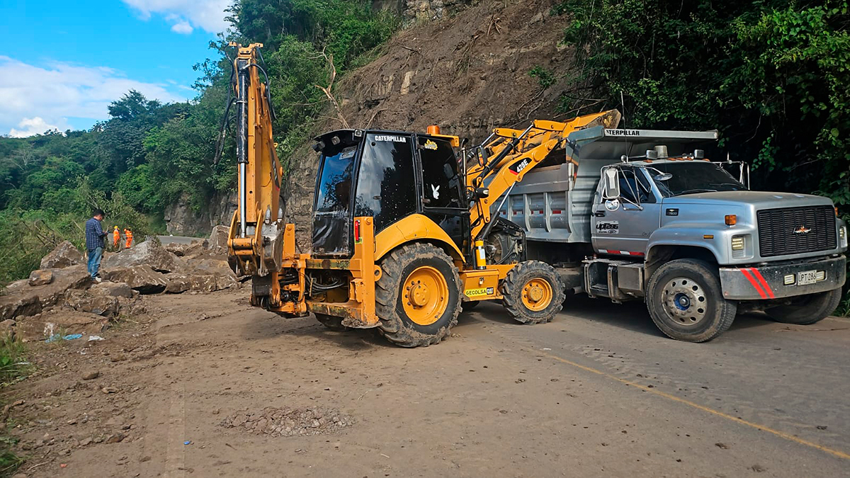 Fotografía de maquinaria pesada en labores de remoción de escombros en el km 117, sector El Raizón, de la vía Puente Nacional - San Gil.