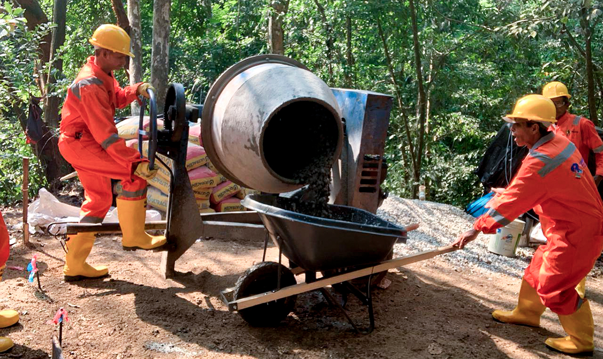 Fotografía de colaboradores del INVÍAS en labores de construcción de vías terciarias del programa Caminos Comunitarios de la Paz Total.