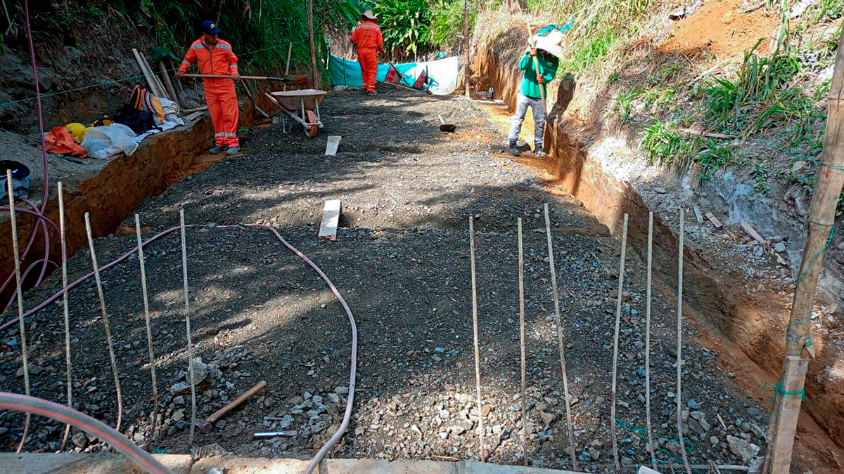 Fotografía de colaboradores del INVÍAS en labores de construcción de vías terciarias del programa Caminos Comunitarios de la Paz Total.