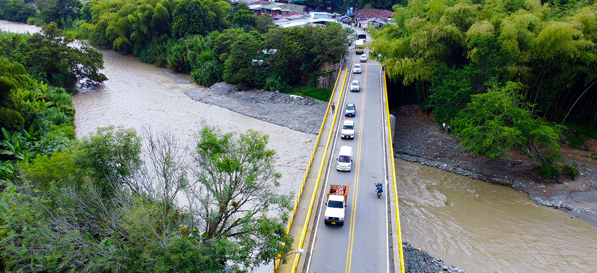 Fotografía aérea del paso vehicular por el puente Barragán en el Valle del Cauca entregado por el Invías y la gobernación del Valle del Cauca.