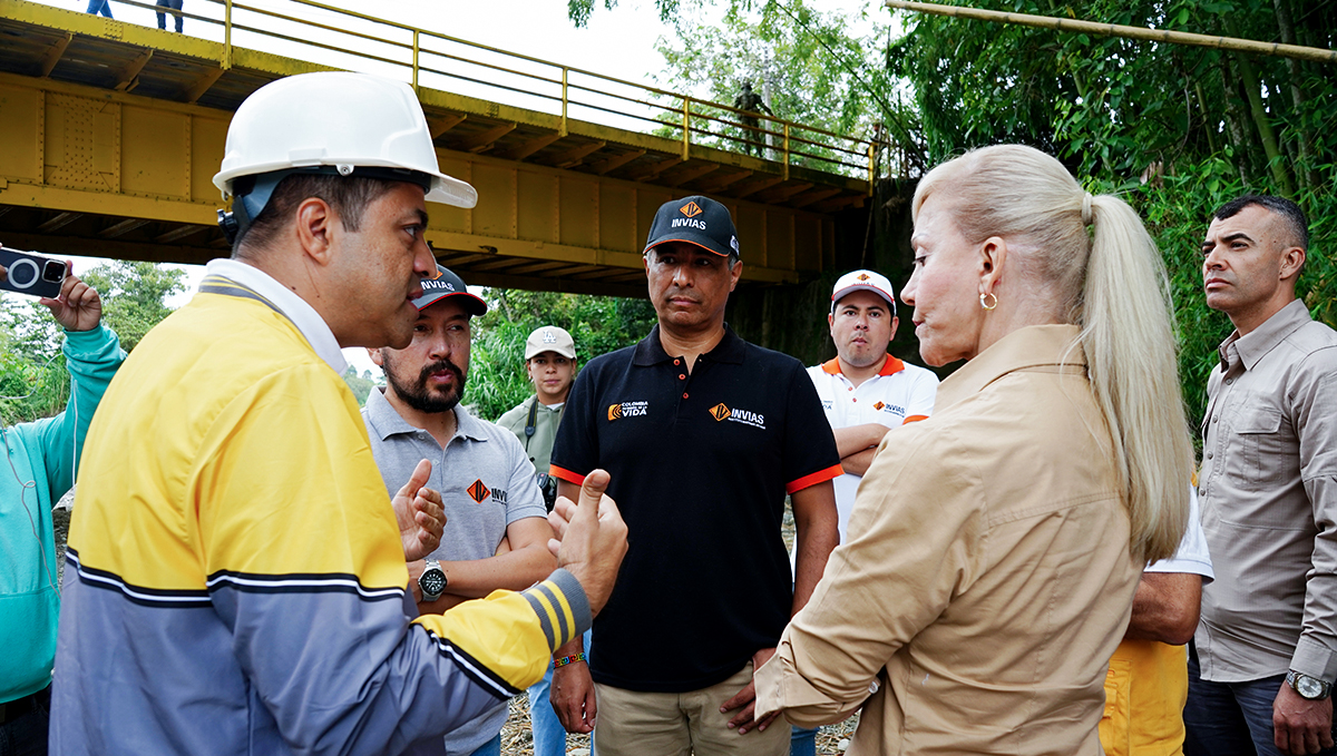 Fotografía del subdirector General del Instituto Nacional de Vías, Juan Carlos Montenegro Arjona, y la gobernadora del departamento, Dilian Francisca Toro durante la puesta en servicio del puente Barragán, ubicado en el corredor Sevilla - Caicedonia, que comunica al Valle del Cauca con el Quindío.