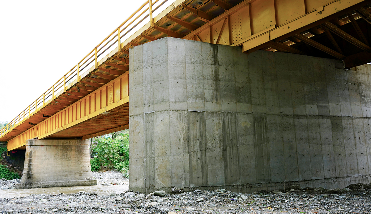 Fotografía de cimientos del puente Barragán en el Valle del Cauca.