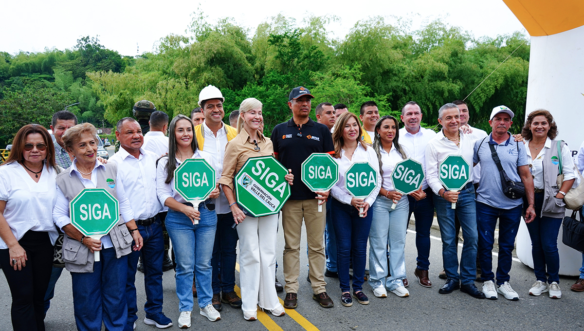 Fotografía del subdirector General del Instituto Nacional de Vías, Juan Carlos Montenegro Arjona, y la gobernadora del departamento, Dilian Francisca Toro junto a representantes del Gobierno local y comunidad durante la puesta en servicio del puente Barragán, ubicado en el corredor Sevilla - Caicedonia, que comunica al Valle del Cauca con el Quindío.