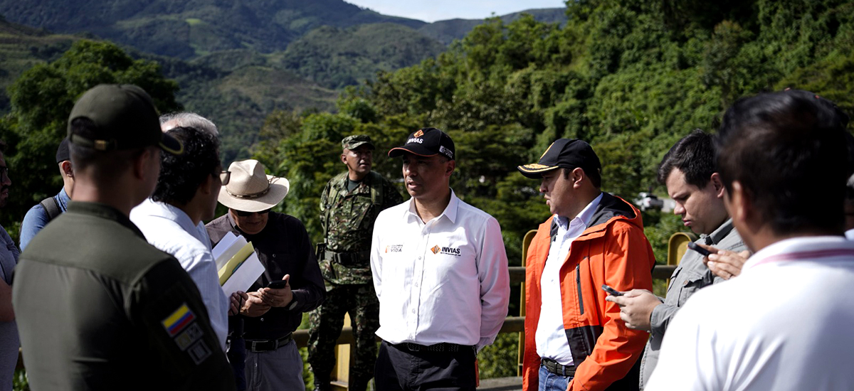 Fotografía del director General del Invías, Juan Carlos Montenegro Arjona, durante la toma de decisiones sobre la Transversal del Cusiana.