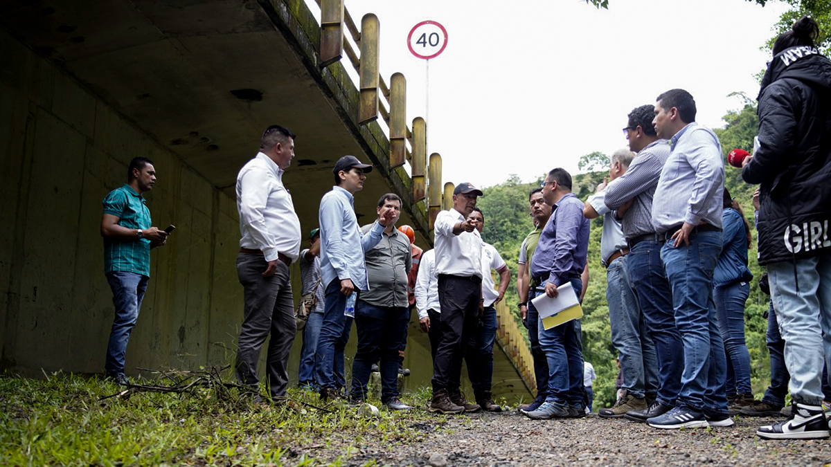 Fotografía del director General del INVÍAS, Juan Carlos Montenegro durante su inspección a la Transversal del Cusiana.