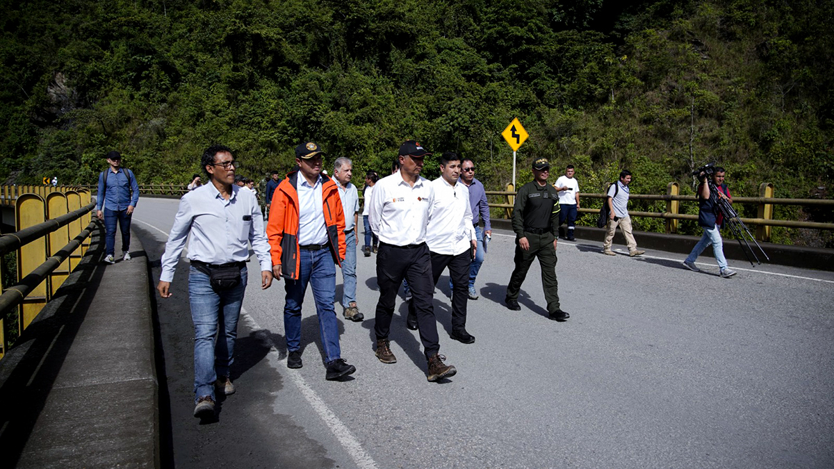 Fotografía del director General del INVÍAS, Juan Carlos Montenegro durante su recorrido de inspección a la Transversal del Cusiana.