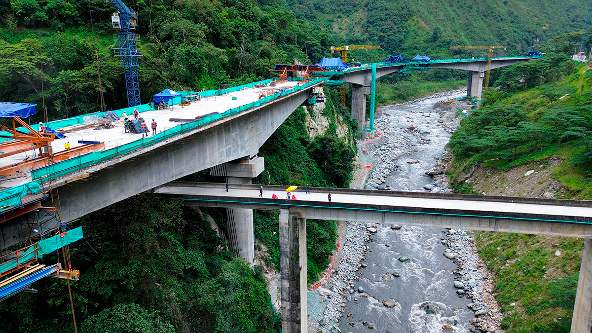 Fotografía del estado de avance de la construcción del viaducto del km 58 en la vía Bogotá - Villavicencio.
