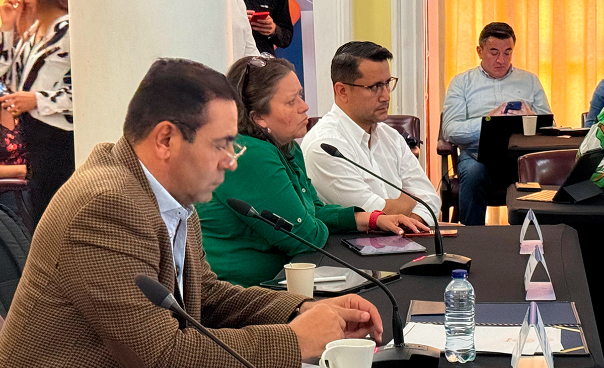 Fotografía de representantes del Invías y Gobierno local en la mesa del comité directivo del programa Vías de La Cigarra.
