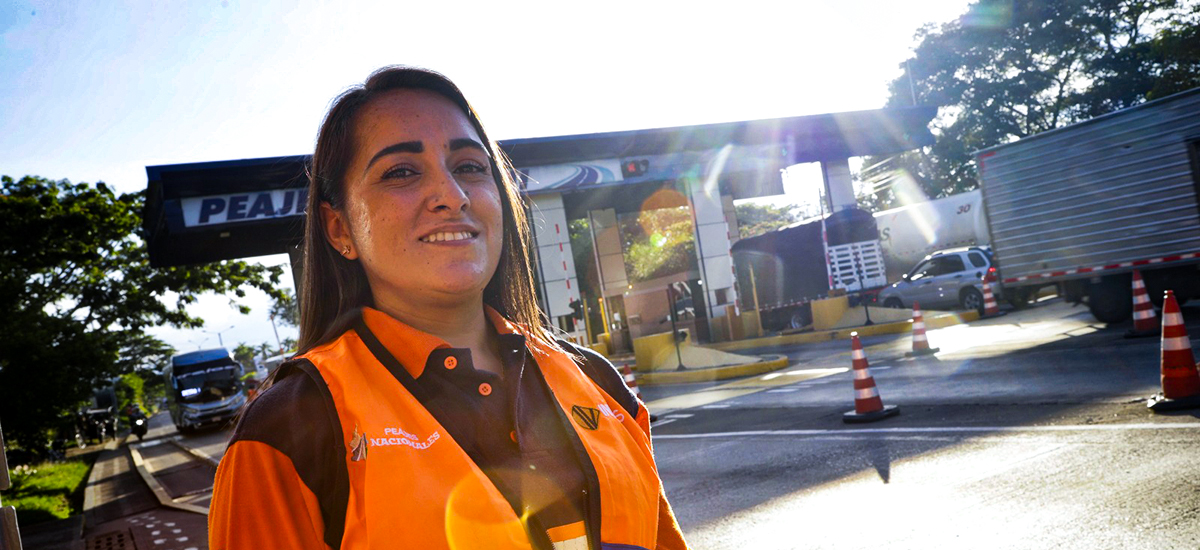 Fotografía de colaboradora del INVÍAS en uno de diversos trabajos en pro de las vías por las que transitamos todos los colombianos.