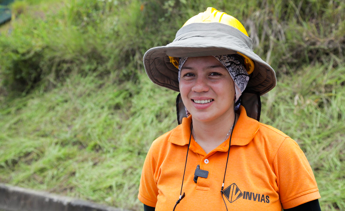Fotografía de colaboradora del INVÍAS en uno de diversos trabajos en pro de las vías por las que transitamos todos los colombianos.