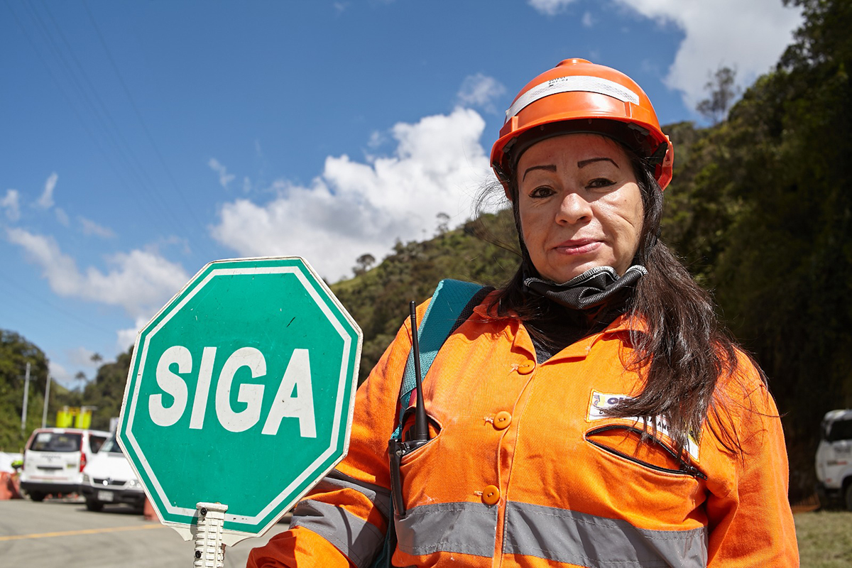 Fotografía de colaboradora del INVÍAS en uno de diversos trabajos en pro de las vías por las que transitamos todos los colombianos.