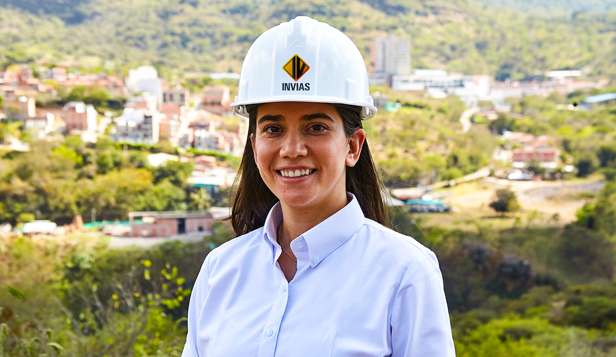 Fotografía de ingeniera colaboradora del INVÍAS en uno de diversos trabajos en pro de las vías por las que transitamos todos los colombianos.