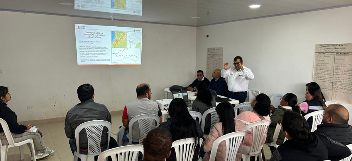 Fotografía de la intervención del director técnico y de estructuración, Mauricio Céspedes Solano en la socialización de las obras a las comunidades del Cauca.