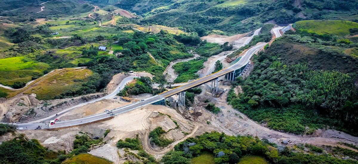 Fotografía aérea de majestuoso viaducto y carretera construidos por el INVÍAS en corredor vial del país.