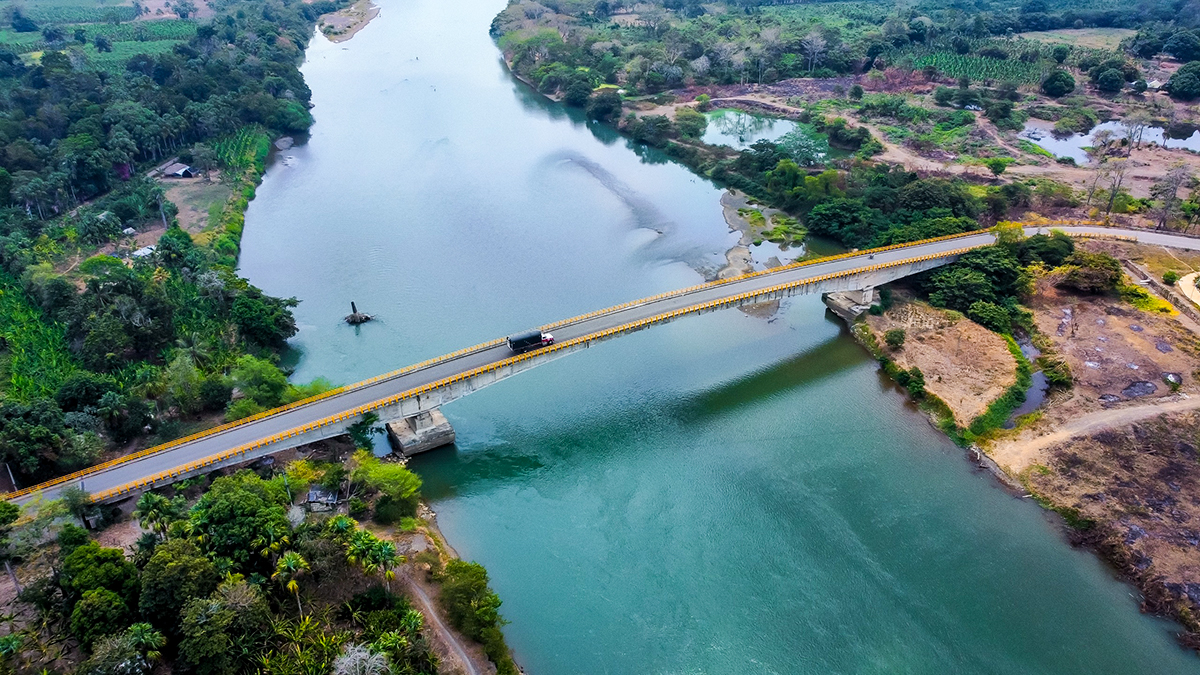 Fotografía aérea de majestuoso viaducto construido por el INVÍAS en corredor vial del país.