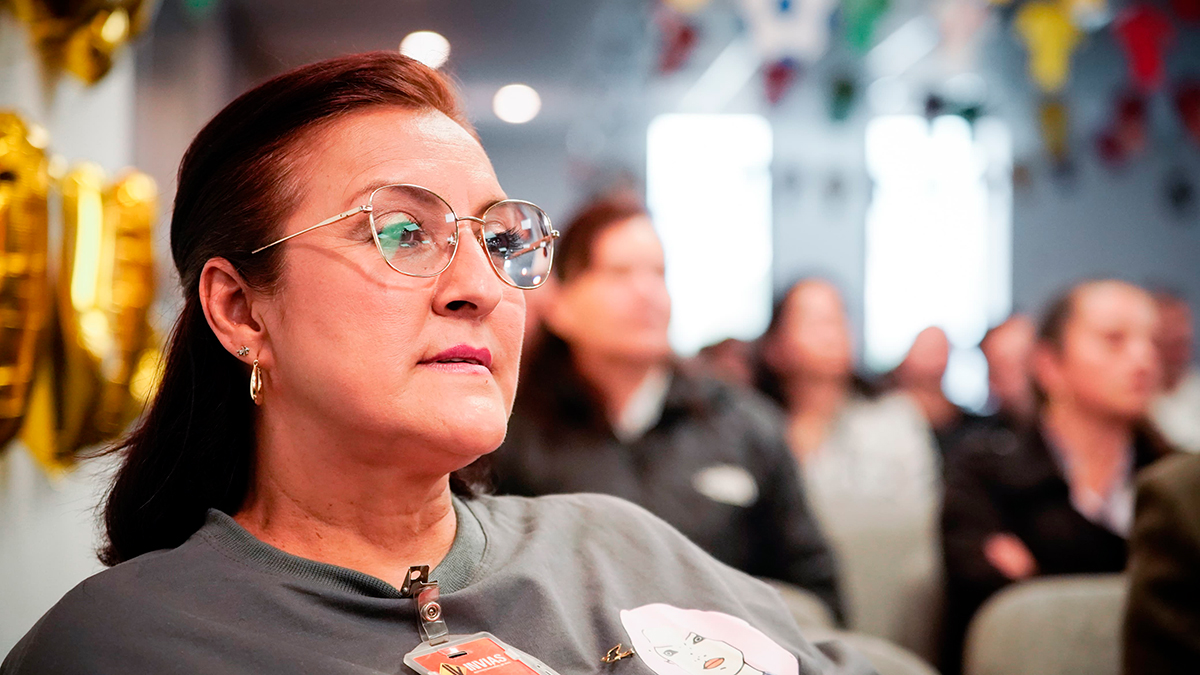 Fotografía de mujer colaboradora del Invías durante una de las sesiones de equidad de género llevadas a cabo en la entidad.