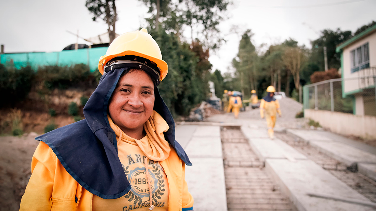 Fotografía de mujer colaboradora del Invías en labores de construcción de vías terciarias.