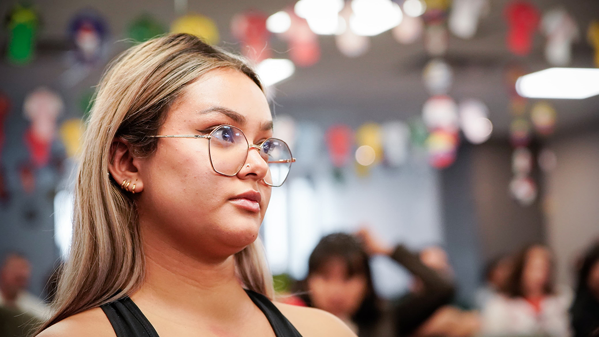 Fotografía de mujer colaboradora del Invías durante una de las sesiones de equidad de género llevadas a cabo en la entidad.