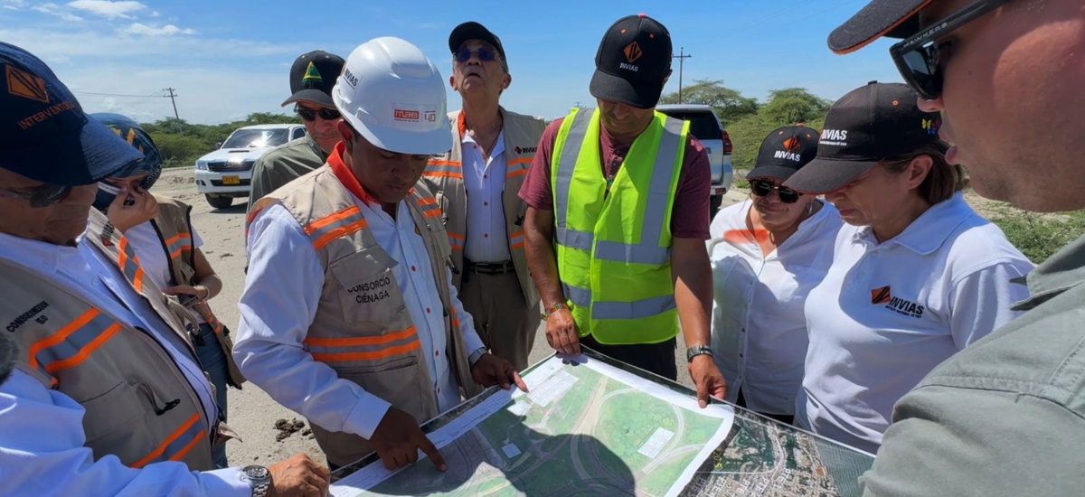 Fotografía del director General del Invías, Juan Carlos Montenegro Arjona, durante su visita a proyectos de infraestructura vial que mejorarán la movilidad del Caribe colombiano.