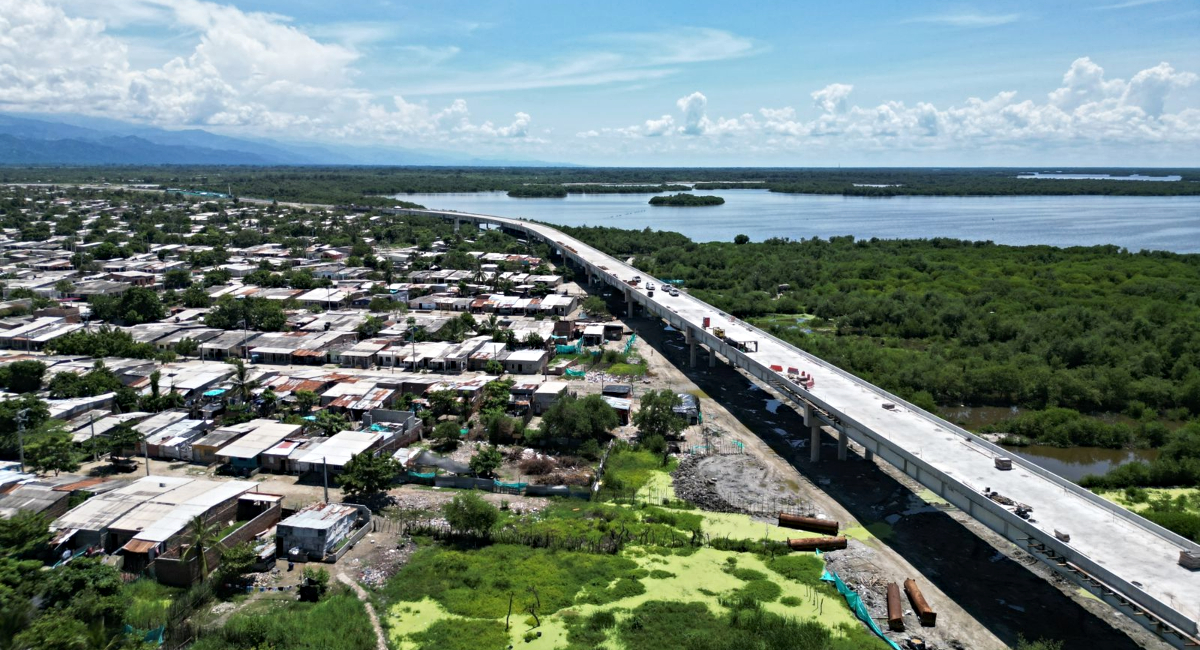 Fotografía de viaducto que hace parte de los trabajos en la variante Ciénaga, en el Caribe colombiano.