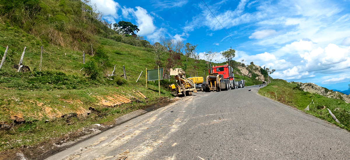 Fotografía de maquinaria pesada operada por colaboradores del INVÍAS que muestra el estado de avance en la atención a la zona de Rosas, Cauca, de la vía Panamericana.
