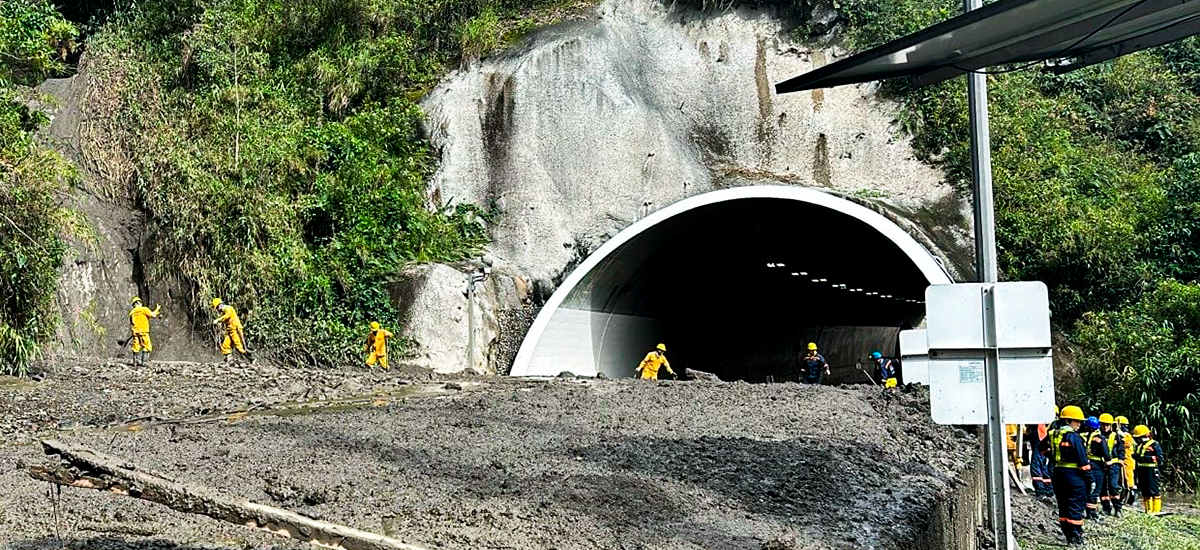 Fotografía de deslizamiento de tierra frente a uno de los túneles del Cruce de la Cordillera Central afectado.