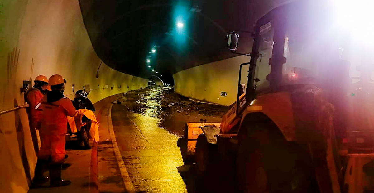 Fotografía de colaboradores del Invías y de maquinaria utilizada en la remoción de escombros en los túneles del Cruce de la Cordillera Central afectados por el deslizamiento.