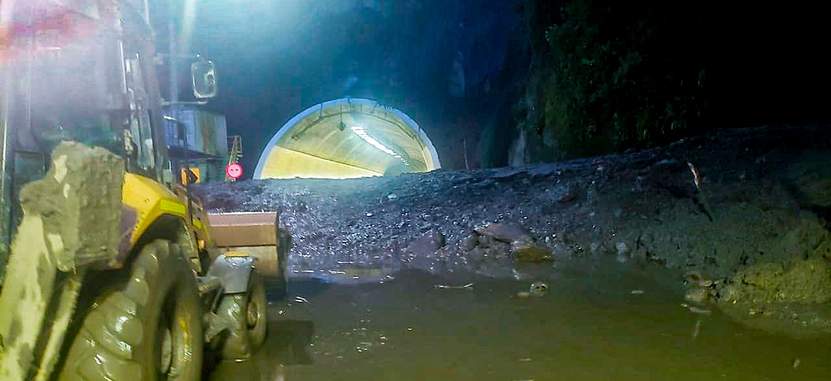 Fotografía de maquinaria pesada del Invías en labores de remoción de escombros para habilitación de la vía Calarcá - Cajamarca.