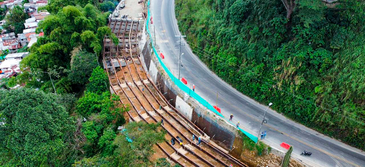 Fotografía aérea de obras en el corredor Armenia y Calarcá, en el Quindío y del tránsito vehicular.
