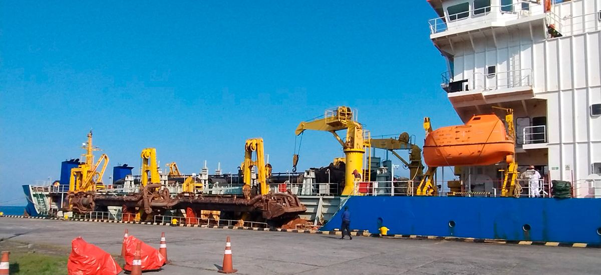 Fotografía de la embarcación encargada de realizar la rehabilitación y adecuación del canal de acceso al puerto de Tumaco, Nariño.