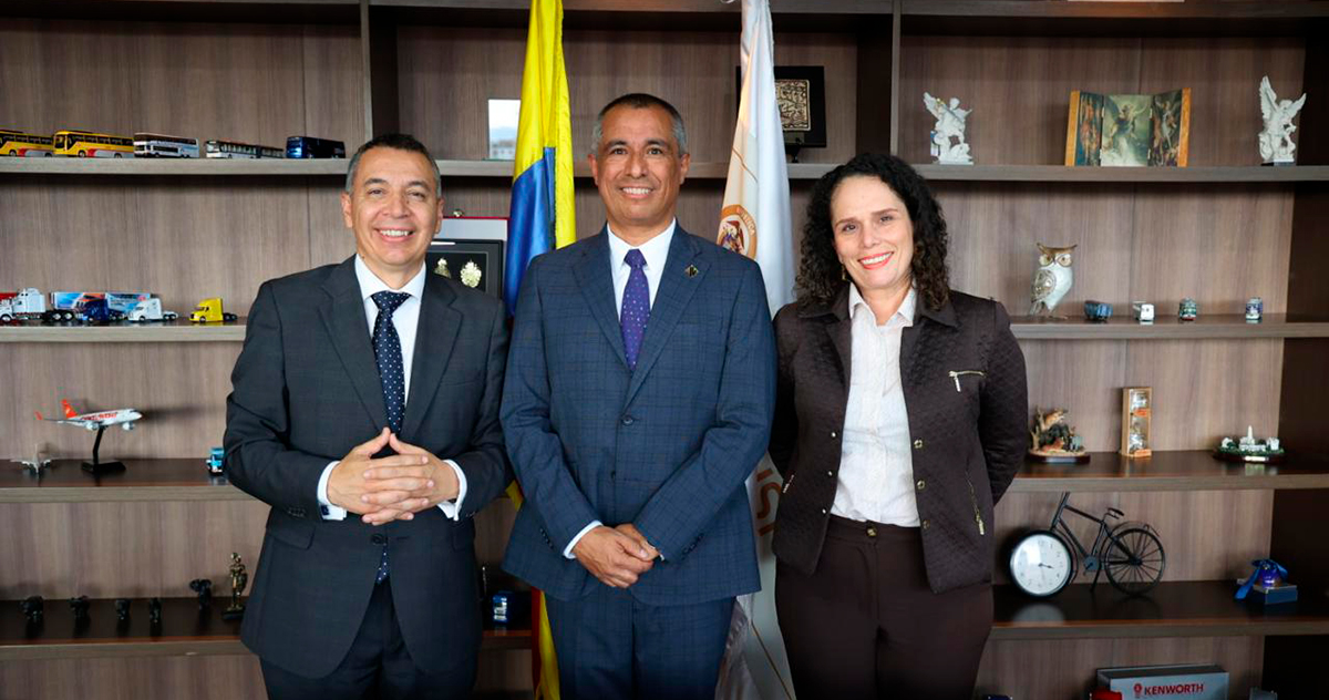 Fotografía del nuevo director General del Invías, Juan Carlos Montenegro Arjona, a la izquierda el ministro de Transporte, William Camargo Triana y a la derecha la viceministra de Infraestructura, María Constanza García.