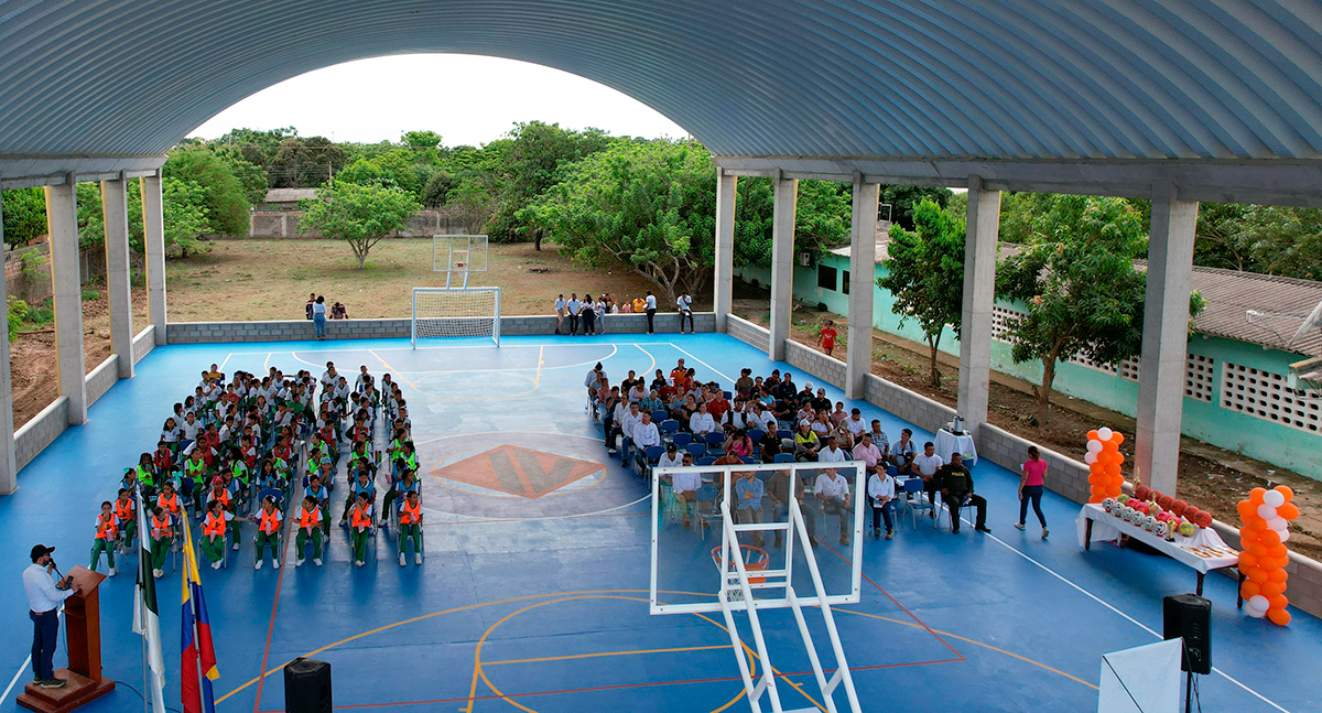 Fotografía del polideportivo construído y entregado por el INVÍAS en Salamina, Magdalena.