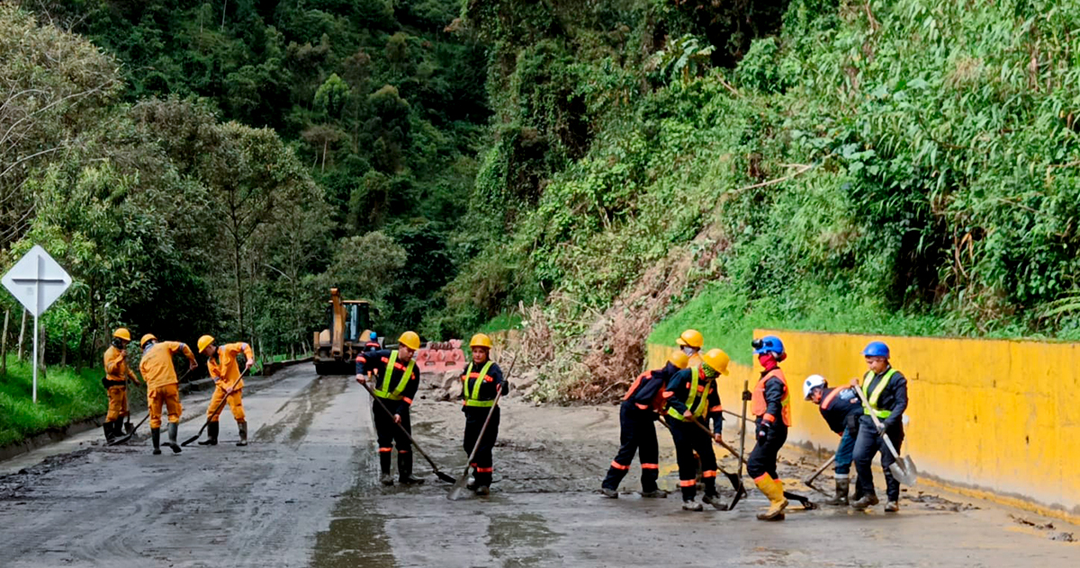 Fotografía de colaboradores del Invías en labores de remoción de escombros de las vías afectadas por emergencia presentada en el Cruce de la Cordillera Central.