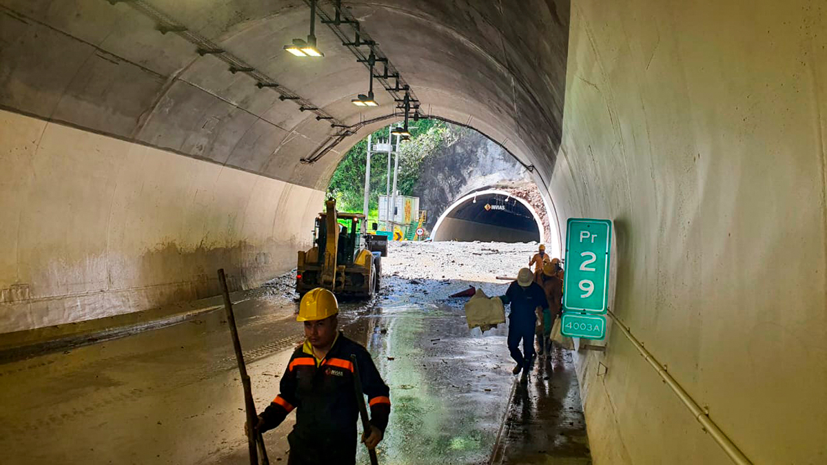 Fotografía de colaboradores del Invías en labores de remoción de escombros de las vías afectadas por emergencia presentada en el Cruce de la Cordillera Central.
