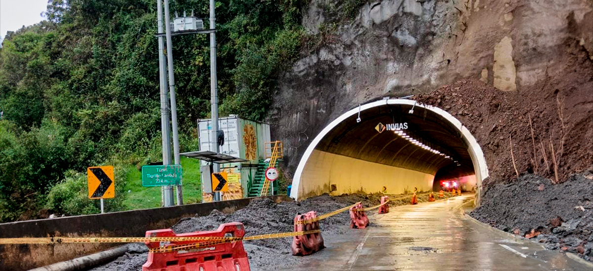 Fotografía del estado de túnel que hace parte del Cruce de la Cordillera Central siendo atendido por personal de Invías.