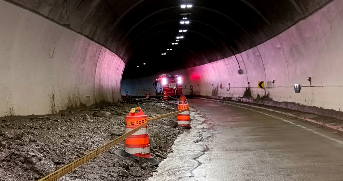 Fotografía del estado de un túnel del Cruce de la Cordillera Central siendo atendido por personal de Invías.