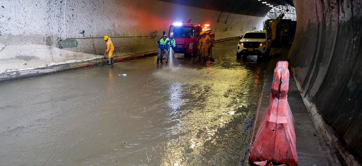 Fotografía del estado de un túnel del Cruce de la Cordillera Central siendo atendido por personal de Invías.