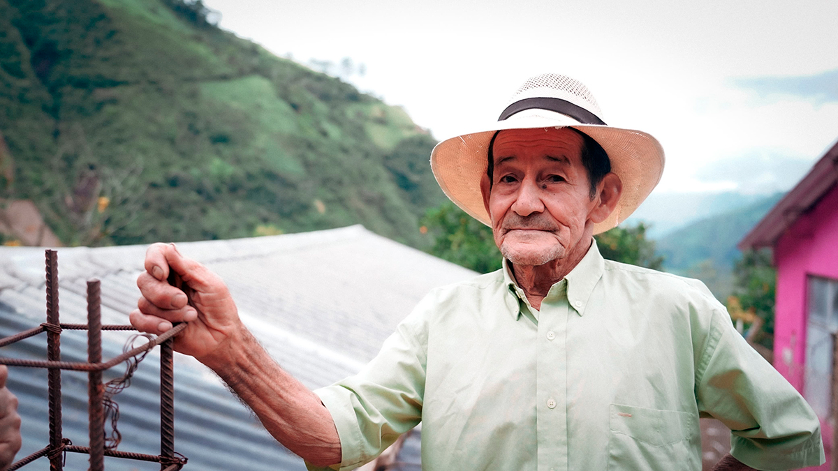 Fotografía de campesino beneficiado por obras de infraestructura vial del país.