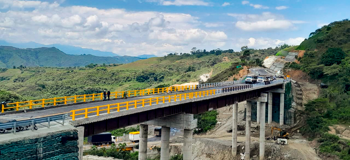 Fotografía del paso de vehículos asignados para realizar las pruebas de carga en el puente de la vía Mojarras - Popayán.