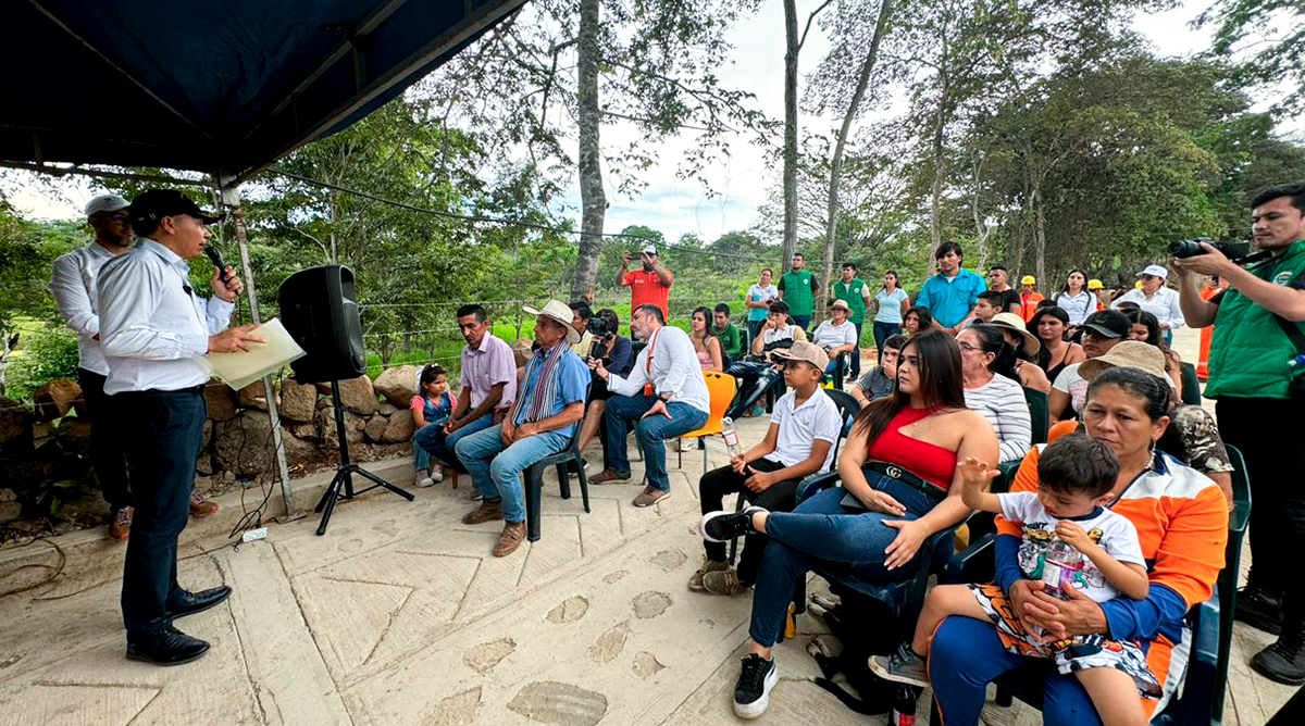 Fotografía del ministro de Transporte, William Camargo Triana exponiendo a habitantes de la comunidad las obras en Norte de Santander.