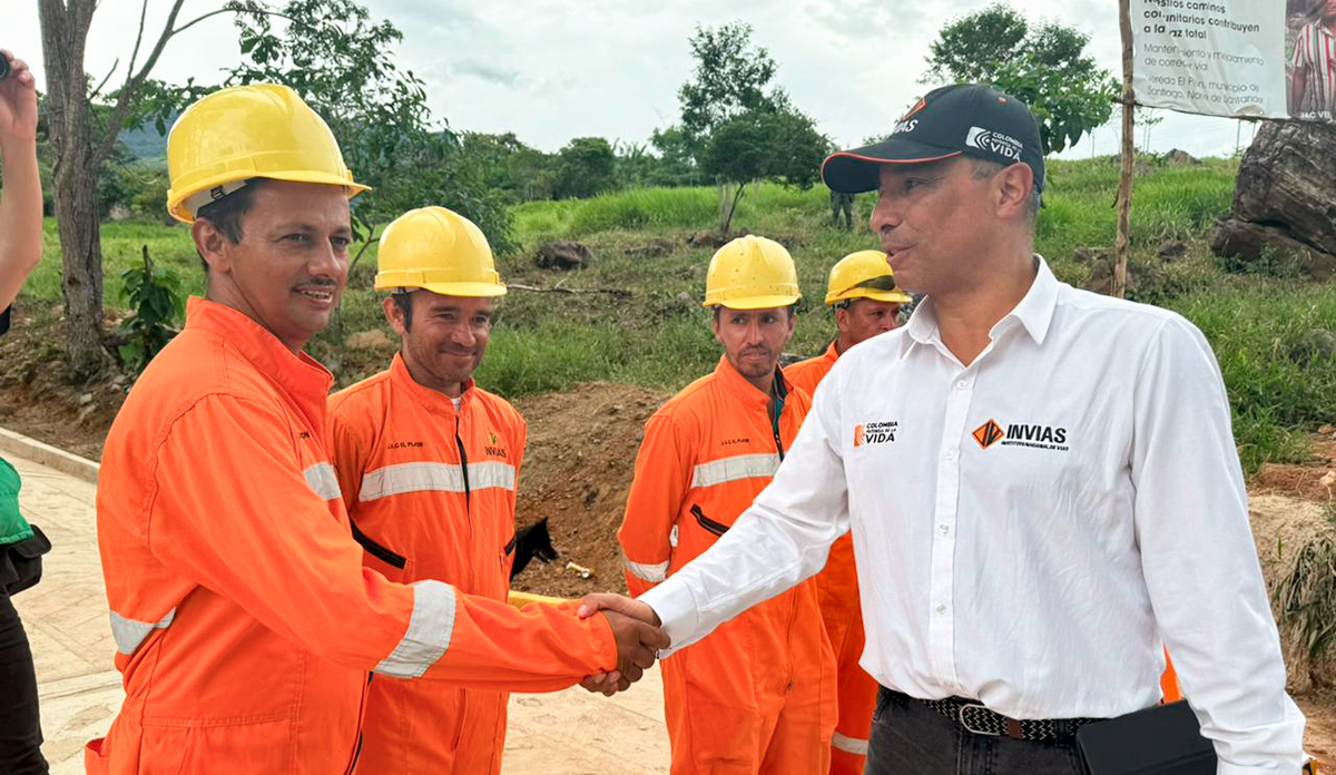 Fotografía de director General del INVÍAS, Juan Carlos Montenegro Arjona saludando a colaboradores que construyeron obras en Norte de Santander.