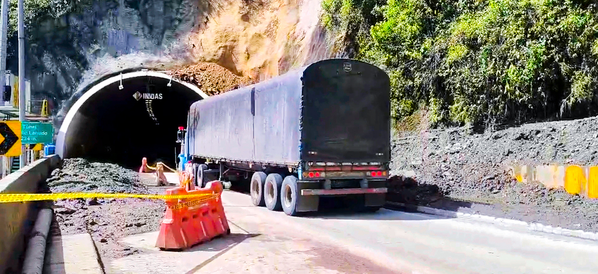 Fotografia del paso vehicular habilitado por el Invías en zona afectada por emergencia presentada en el Cruce de la Cordillera Central.