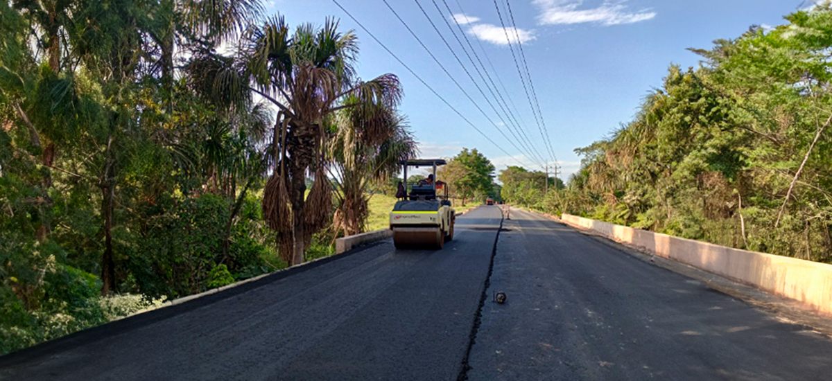 Fotografía del avance en obras de pavimentación en el corredor El Retorno - Calamar, en Guaviare.