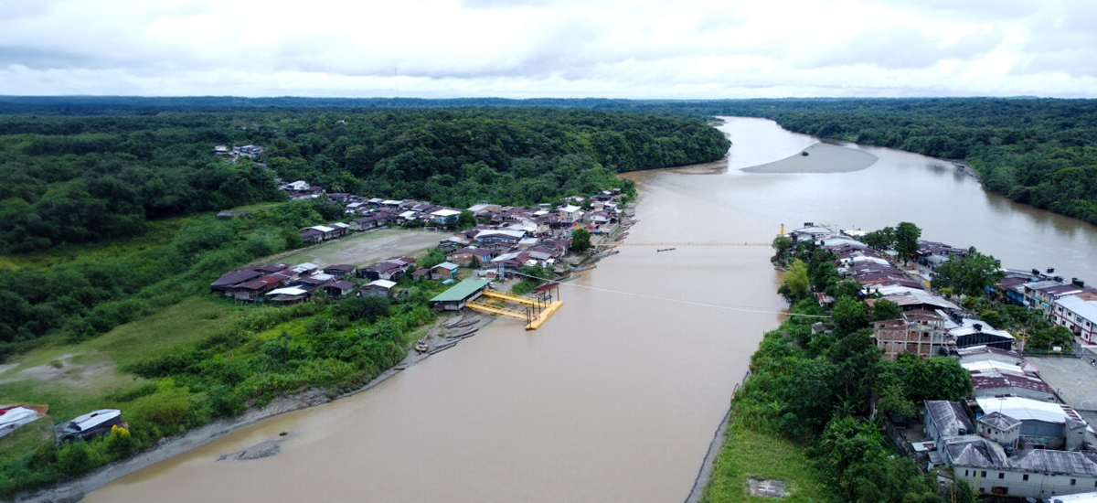 Fotografía aérea del muelle que se construyó en Lloró sobre el río Atrato, en el departamento del Chocó.