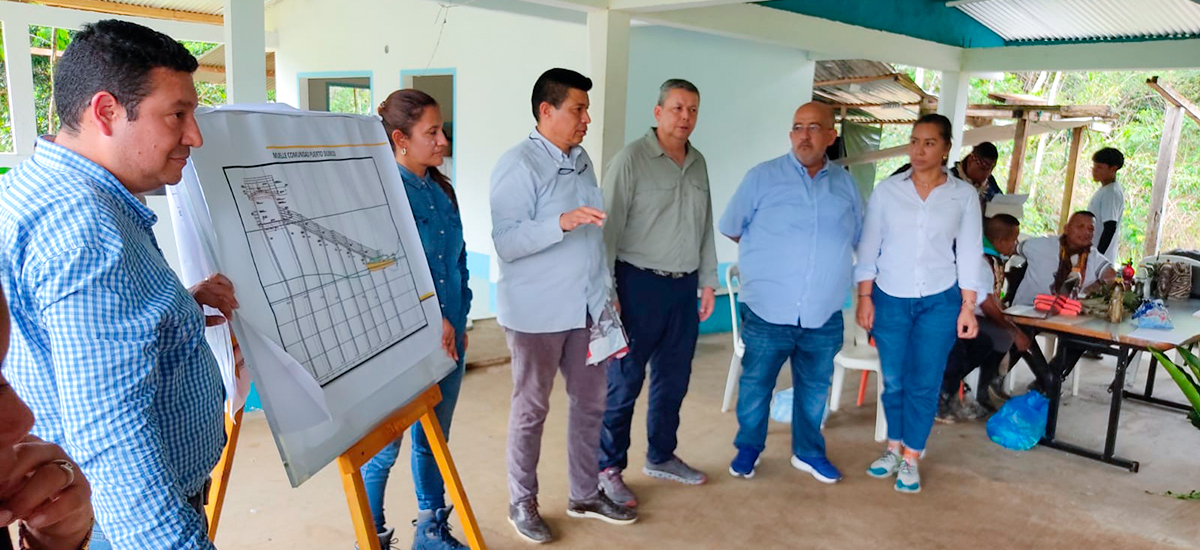 Fotografía de la reunión con comunidades indígenas sobre la construcción del muelle Puerto Silencio, en Puerto Asís, Putumayo.