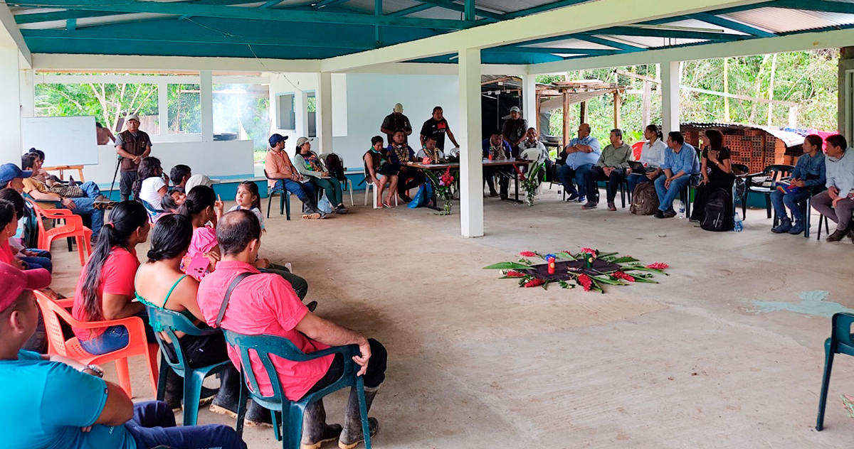 Fotografía de la reunión con comunidades indígenas sobre la construcción del muelle Puerto Silencio, en Puerto Asís, Putumayo.