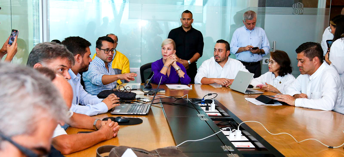 Fotografía del subdirector de Gestión Vial de Carreteras Nacionales del Invías, Álvaro Ruíz Morales y el gerente de Transporte y Movilidad de Findeter, Fabio Manjarrés Pinzón, durante la reunión sostenida con el gobierno departamental y demás miembros del comité directivo del programa Vías del Samán.