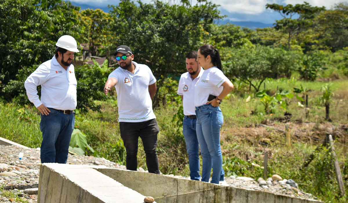 Fotografía de colaboradores del Invías en labores de inspección de obras.