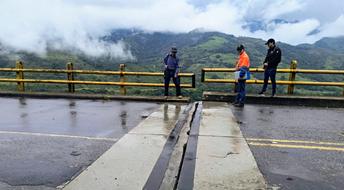 Fotografía de colaboradores del Invías en labores de inspección de obras en la Transversal de Cusiana.